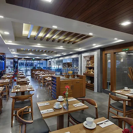 Doubletree By Hilton מלון קוסדסי