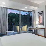 Doubletree By Hilton קוסדסי